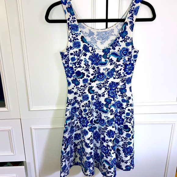 💙💙FLATTERING DRESS💙💙 - Picture 2 of 3